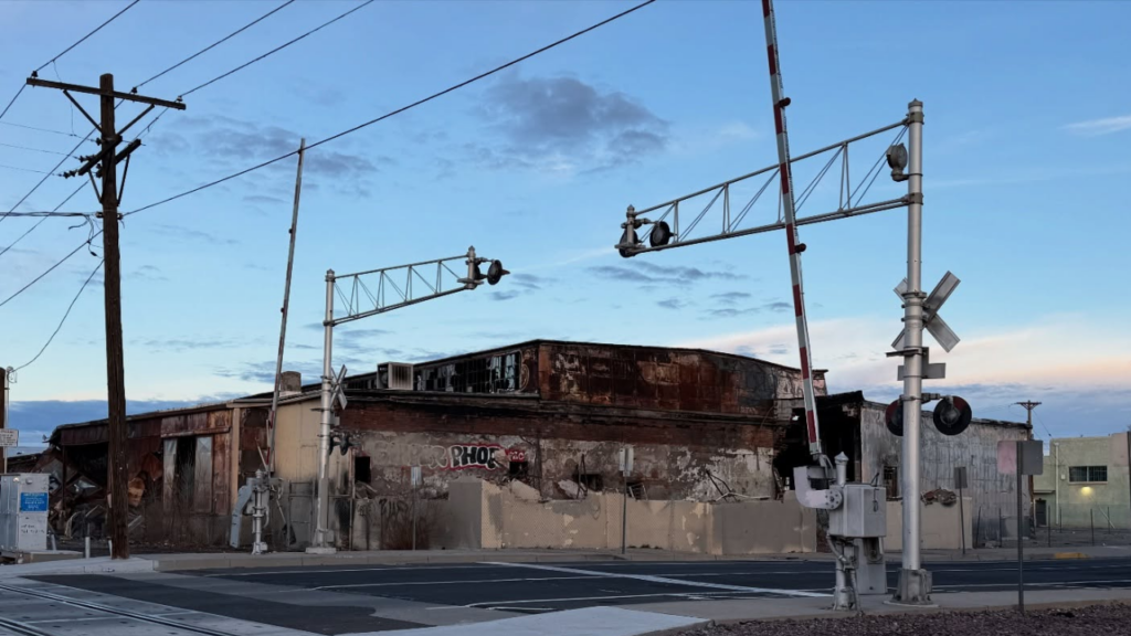Incendio de gran magnitud deja pérdida total en bodega del noroeste de Albuquerque