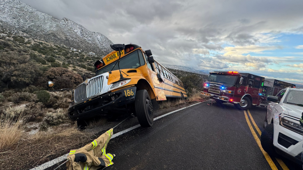 Autobús escolar se sale del camino en el noreste de Albuquerque; no hubo heridos