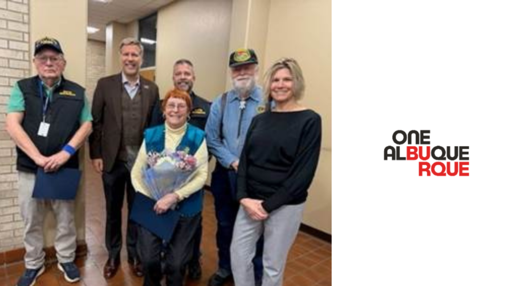 Alcalde Tim Keller premia a voluntarios destacados del mes en Albuquerque