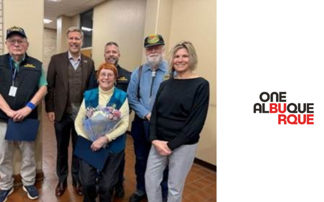 Alcalde Tim Keller premia a voluntarios destacados del mes en Albuquerque