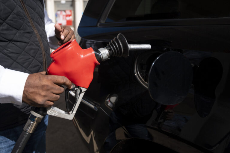 Congresista pide respuestas por aumento del precio de la gasolina en Nuevo México tras conflicto con Irán