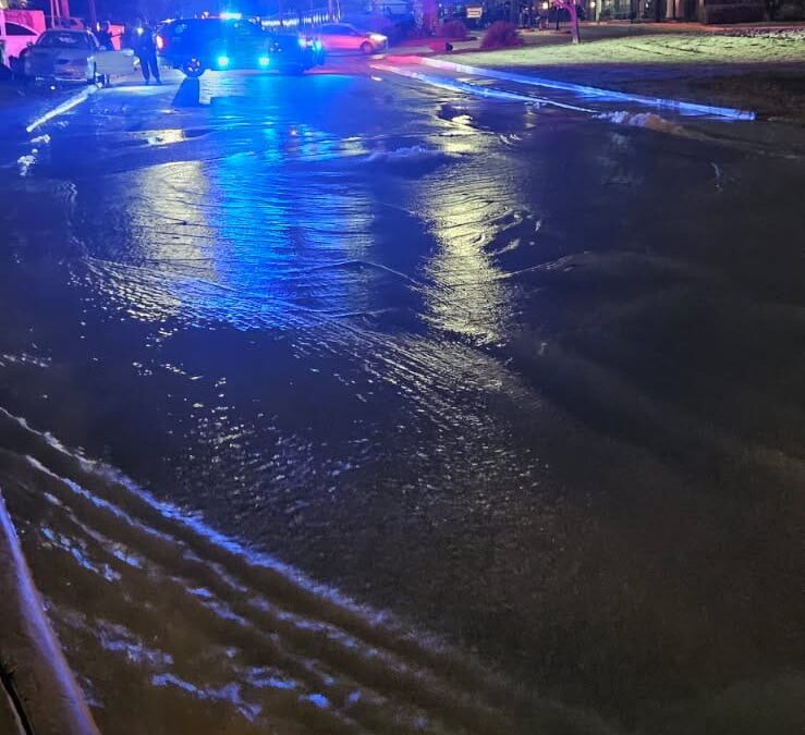 Ruptura de tubería de agua causa caos en el norte de Laredo y accidente en la I-35 deja heridos