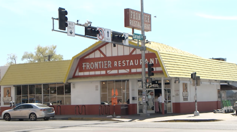 El icónico restaurante Frontier en medio de polémica por supuesto trato especial a agentes de ICE