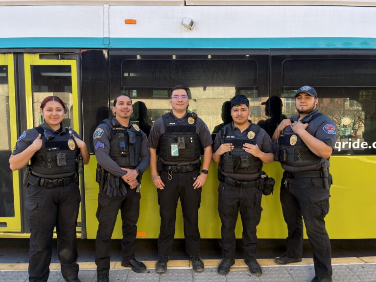 Albuquerque presenta nuevos uniformes para oficiales de seguridad del transporte público