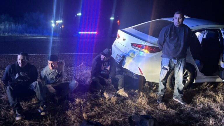 Arrestan a conductor por tráfico de personas tras parada vehicular en el Condado de Brewster