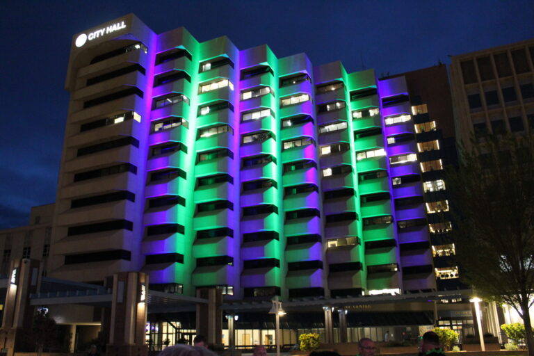 Albuquerque ilumina City Hall en azul y verde como parte del inicio del Mes de la Donación de Vida