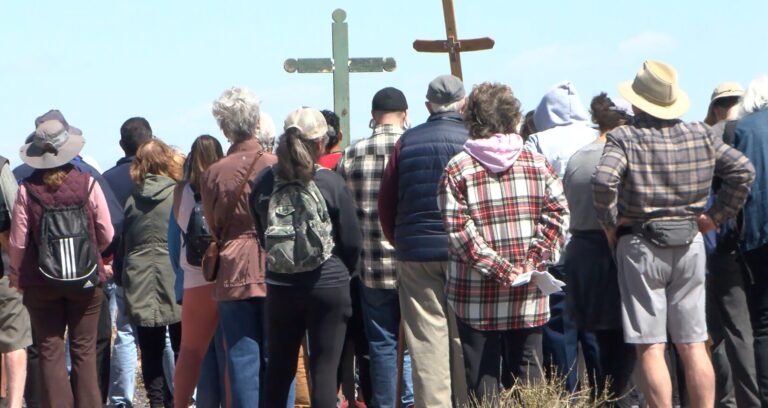 Fieles conmemoran el camino de la cruz en South Valley