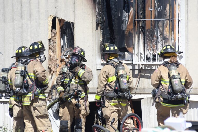Incendio en casa móvil en Albuquerque deja a una persona herida y daños estructurales significativos