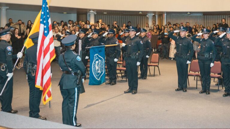 Nueva generación de policías en Albuquerque: 18 cadetes se integran a APD