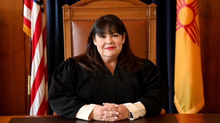 Nueva Chief Justice asume el liderazgo de la Corte Suprema de Nuevo México