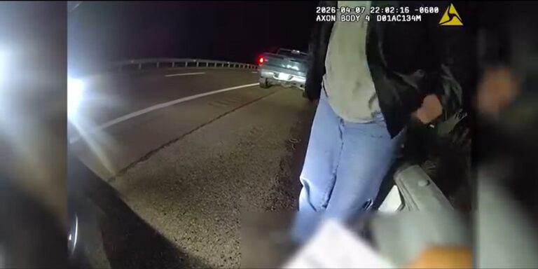 Unidad policial impactada por conductor intoxicado en carretera interestatal en el Condado de Mckinley