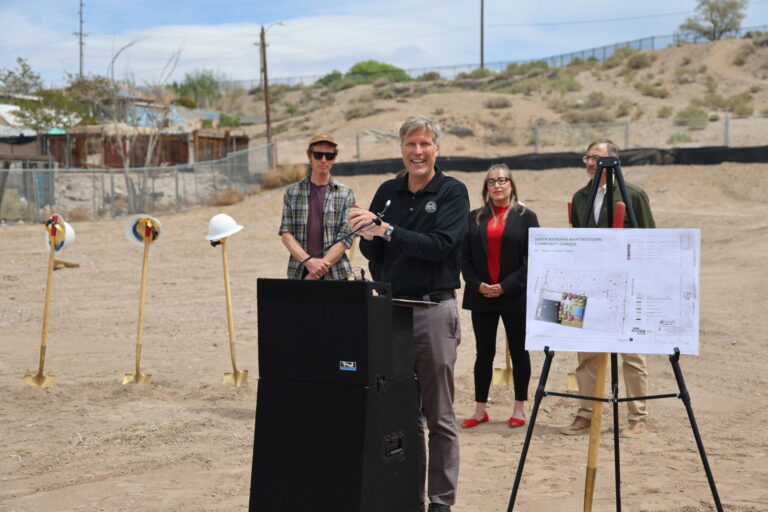 Albuquerque inicia construcción del Jardín Comunitario Santa Barbara Martineztown para ampliar acceso a alimentos frescos