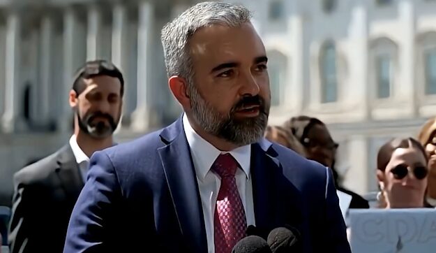 Fiscal general Raul Torrez promueve leyes federales para proteger a menores en Internet