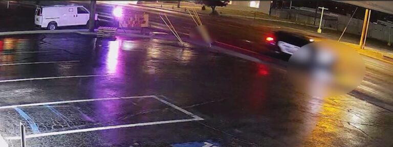 Cámaras de seguridad registran el momento en el que una unidad policial atropella a un hombre inconsciente en Farmington