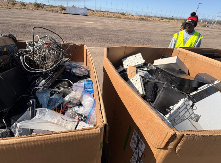 Más de 100 residentes participan en reciclaje de electrónicos durante evento del Mes de la Tierra en Albuquerque