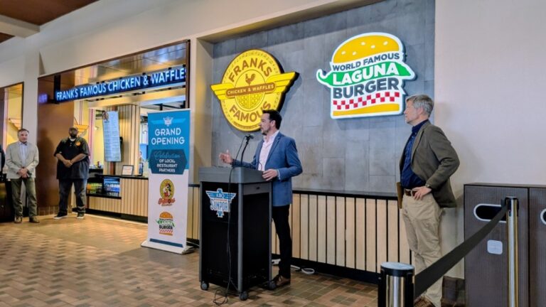 Laguna Burger y Frank’s Famous Chicken & Waffles abren en el Sunport de Albuquerque