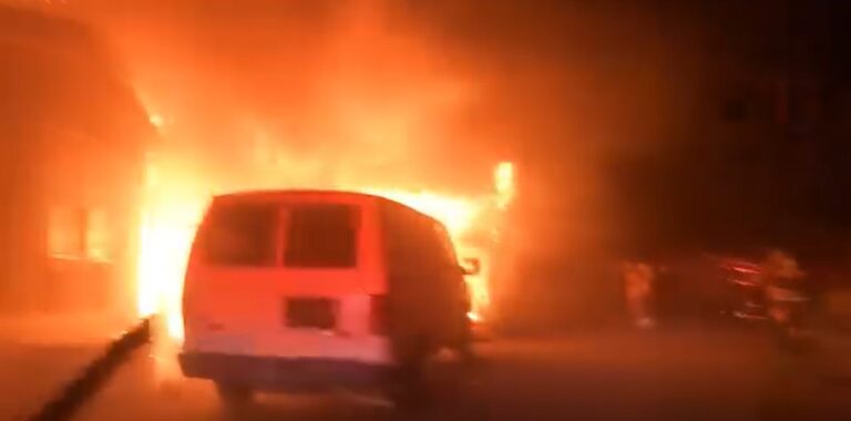 Incendio en casas móviles en Albuquerque deja seis personas desplazadas; bomberos logran controlar el fuego sin víctimas