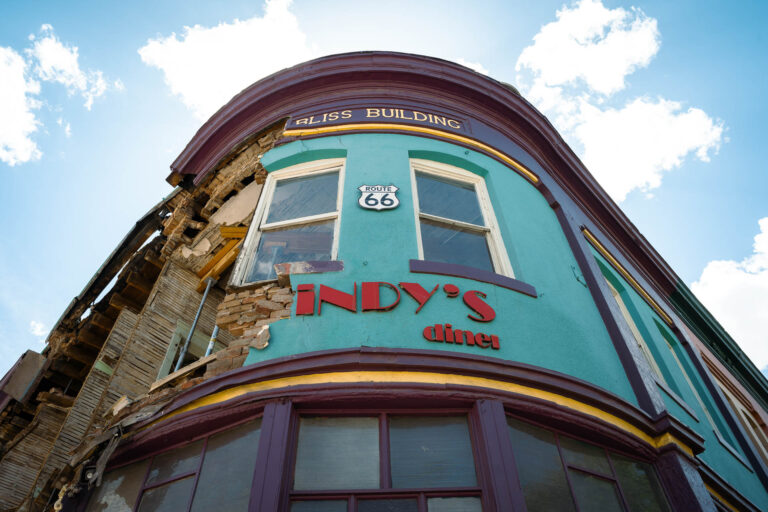 Colapso parcial de Lindy’s Diner en Albuquerque mantiene cierres viales; evaluación estructural continúa
