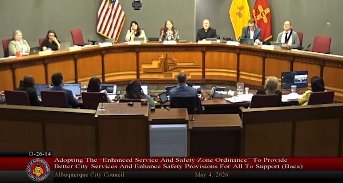 Concejo Municipal de Albuquerque aprueba ordenanza que prohibirá sentarse o dormir en aceras en ciertas zonas de la ciudad
