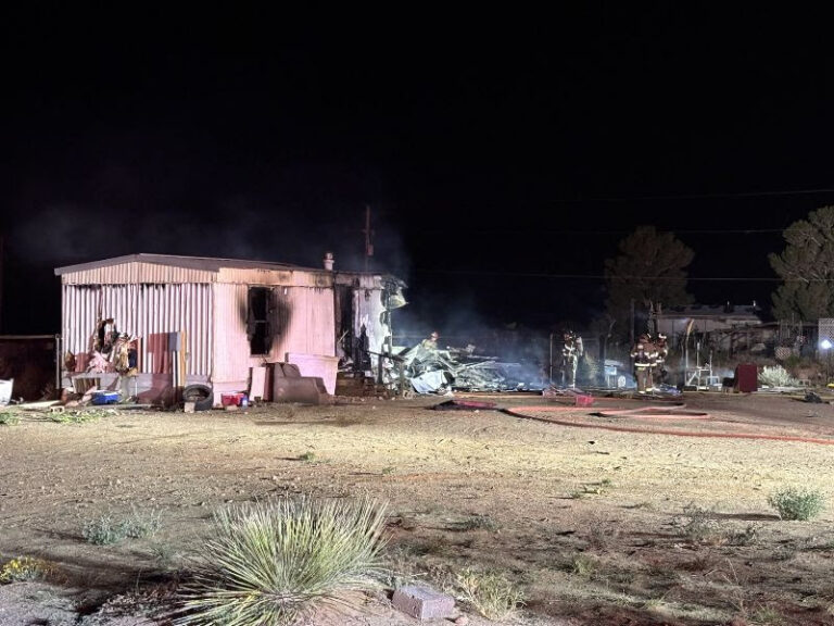 Fuerte incendio consume casa móvil en MacArthur Road; autoridades investigan causa