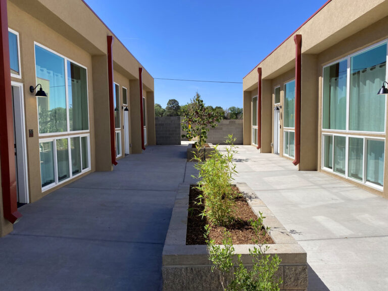 Inauguran nuevos complejos habitacionales “Garfield Townhomes” cerca de la UNM