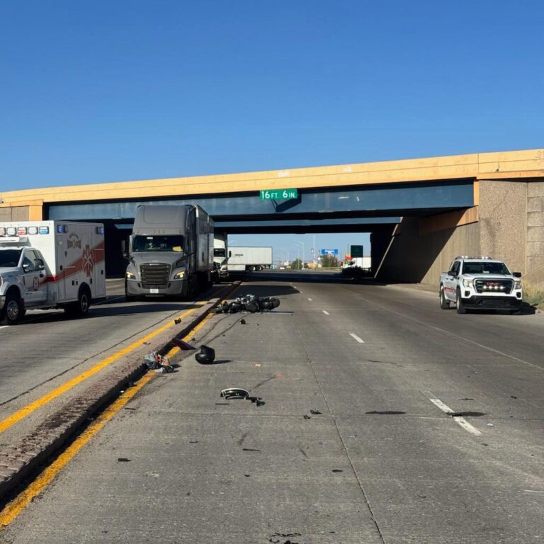Grave accidente entre camioneta y motocicleta provoca cierre en la Ruta 66 en Gallup