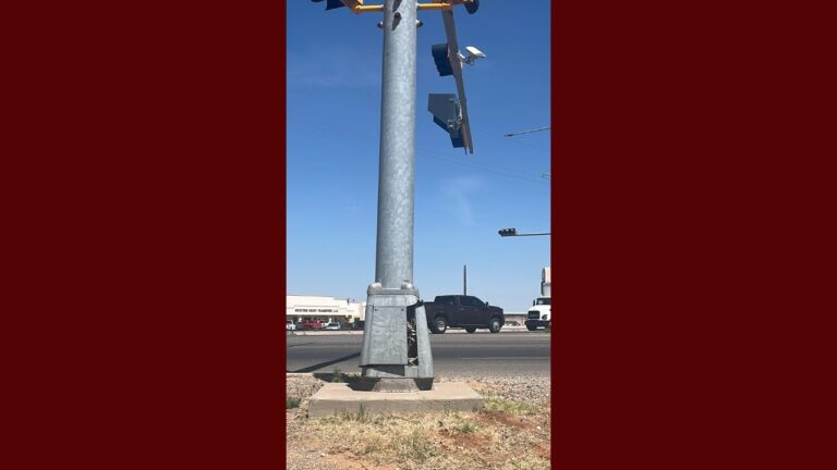 Cierre de carriles en la US 70 en Portales por semáforo en peligro de caer