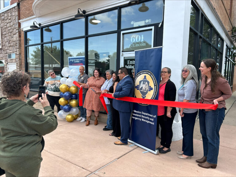 Apertura de centro de recuperación por desastres en Las Vegas, New Mexico para víctimas de incendios