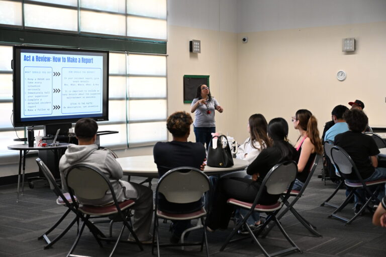 Municipio de Albuquerque emplea a más de 700 adolescentes en programas de mentoría de verano