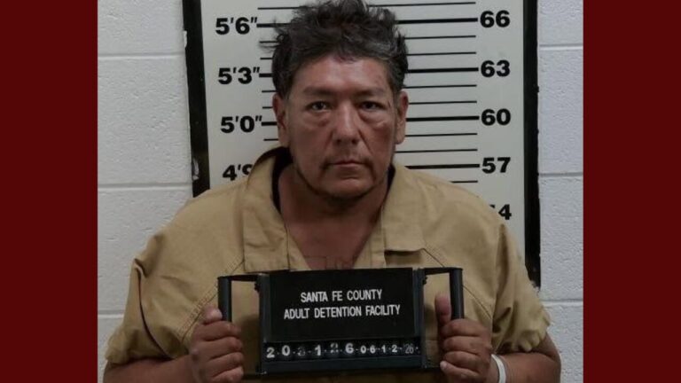 Arrestan en Santa Fe a conductor bajo los efectos del alcohol tras chocar contra un muro residencial; es su sexto cargo por DWI