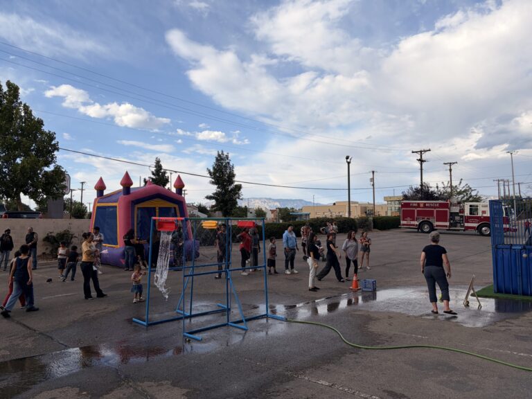 Familias de Gateway Family celebran el fin de cursos con un carnaval de inicio de verano en Albuquerque