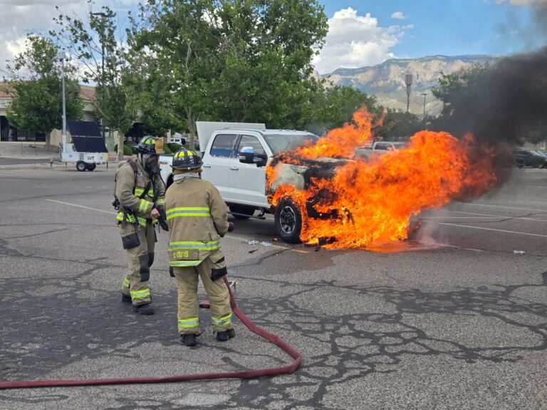 Bomberos de Albuquerque sofocan incendio de camioneta en la intersección de Academy y Wyoming