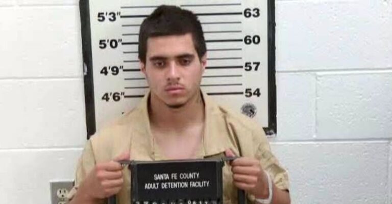 Hombre de 21 años arrestado en Santa Fe por conducir ebrio y atropellar a dos peatones en Plaza Central