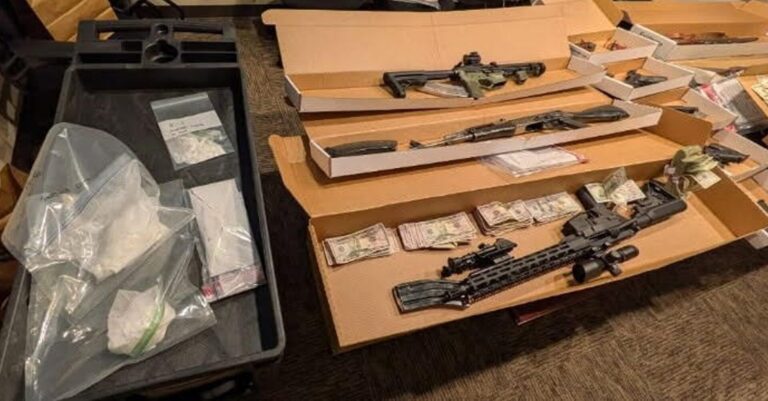 Tres personas acusadas en Farmington por presunta participación en red de narcotráfico; incautan armas, drogas y efectivo