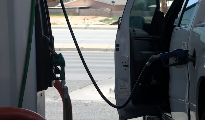 Los precios de la gasolina en Nuevo México podrían bajar en las próximas semanas