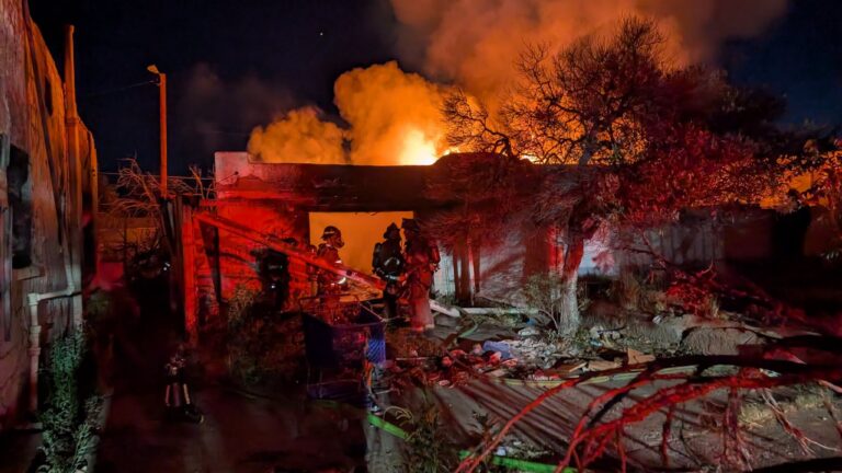 Bomberos de Las Cruces controlan fuego residencial en menos de 20 minutos