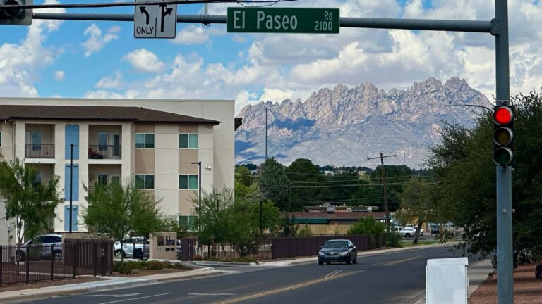 Choque en la intersección de El Paseo y Farney deja a una mujer en estado crítico