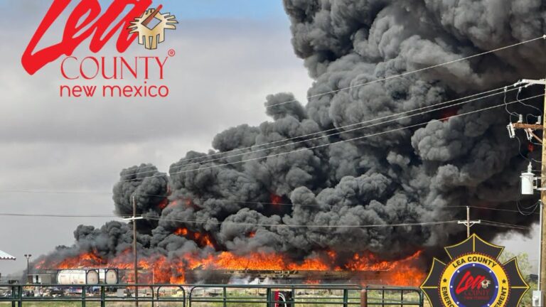 Mantienen zona de evacuación y cerco de dos millas por fuerte incendio en batería de tanques en el Condado de Lea