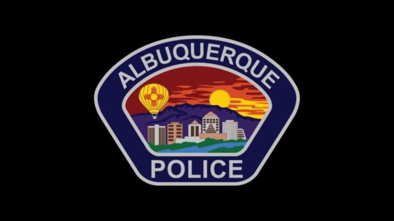Policía de Albuquerque arresta a hombre y rescata a más de 100 gatos tras incendio en cochera