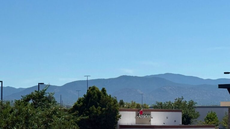 Árbol alcanzado por rayo en Atalaya Mountain genera leve humo; incendio bajo control