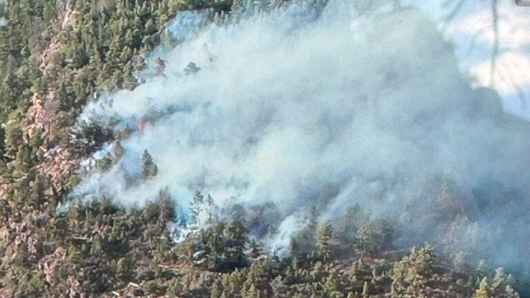 Incendio ‘Cerro Colorado’ moviliza a bomberos y helicópteros en el Condado de Mora