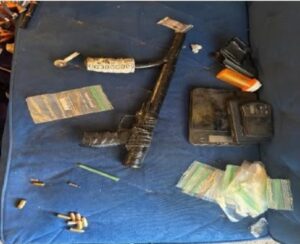 Ejecutan orden de cateo en Los Lunas y detienen a dos personas con droga y una escopeta