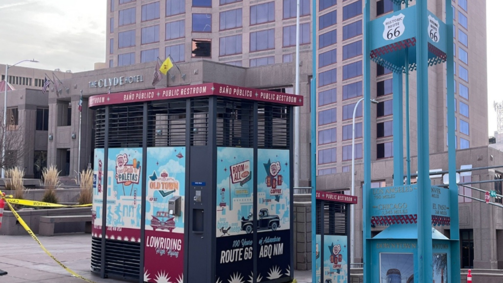 El Portland Loo llega a Civic Plaza en Albuquerque